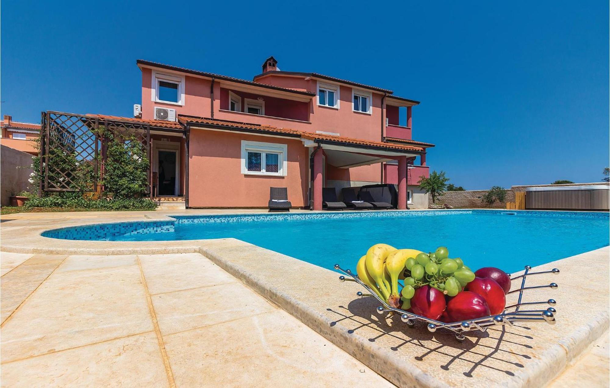 8 Bedroom Awesome Home In Póla Kültér fotó